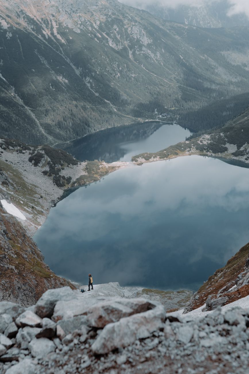 Expedition horizon over mountain lake